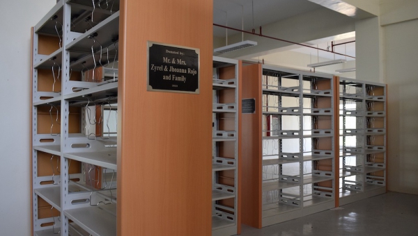 UPV alumni donate steel shelves to the University Library