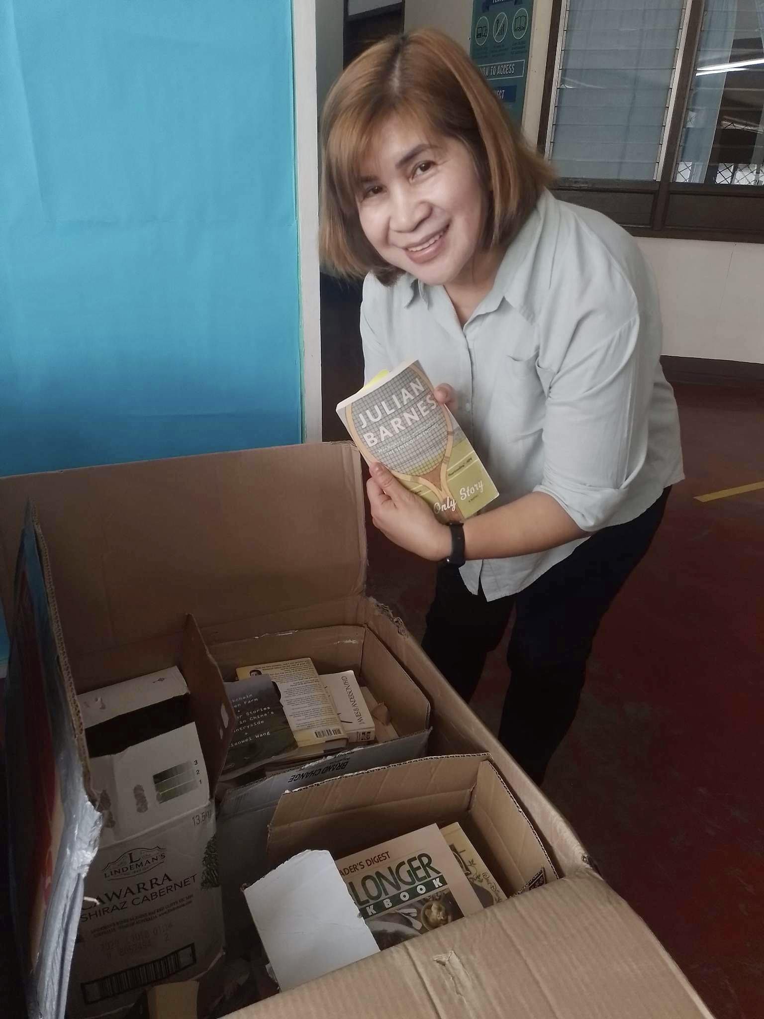 UPV University Library receives books from poet and artist alumni