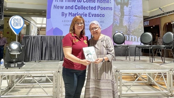 UPV University Library receives complimentary book from renowned poet in IMBF 2024