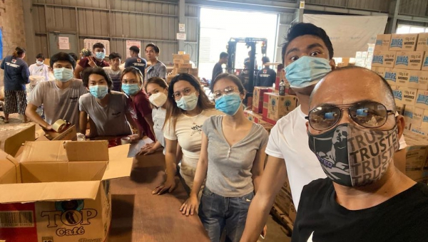 UP Hamili-Hamilia volunteer in DSWD repacking