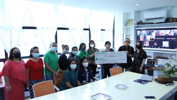 AAPM alumni turns-over 1MPhp endowment for student scholarship in UPV