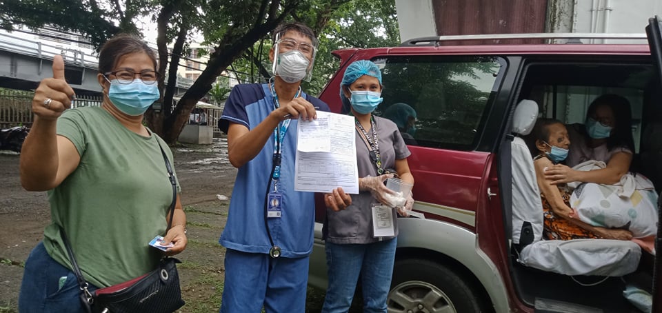 94-year-old retired professor gets vaccinated at UPV Iloilo City Campus