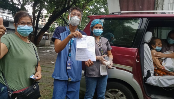 94-year-old retired professor gets vaccinated at UPV Iloilo City Campus
