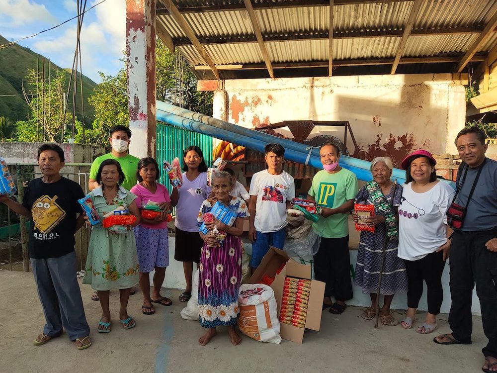 UPV Alumni groups send early Christmas cheers to Iraynon Bukidnons of Laua-an 