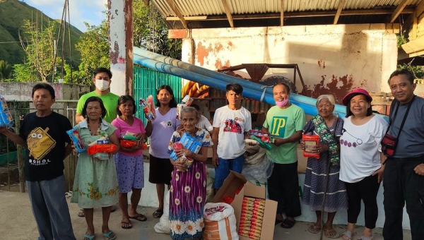 UPV Alumni groups send early Christmas cheers to Iraynon Bukidnons of Laua-an 