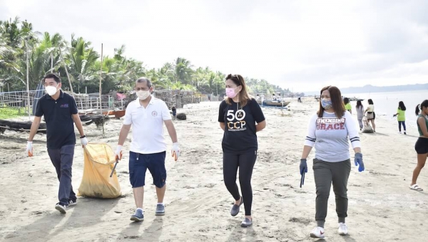 UPV, UP Validus Amicitia, stakeholders mark Earth Day with beach clean-up