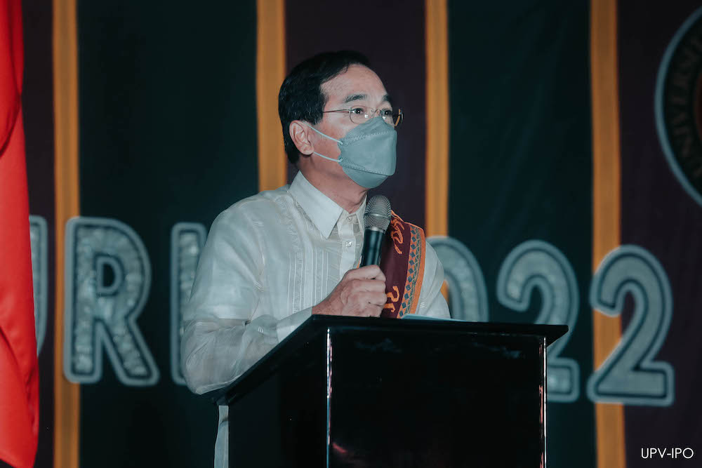 UPV Business Administration alumnus addresses 294 graduates with Latin honors