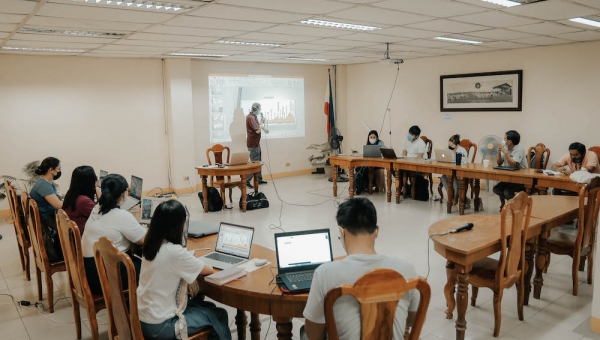 Faculty members and staff attend data visualization workshop