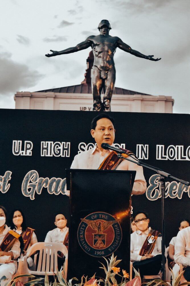 Iloilo gov to UPHSI graduates: Tip balance in favor of academics