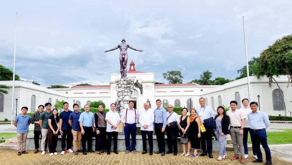 UP President Concepcion fellowships with UP College of law alumni and students in Iloilo