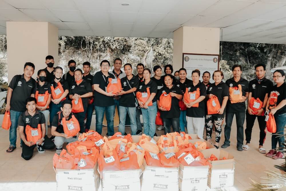 Guards and janitors receive gift packs from UPV