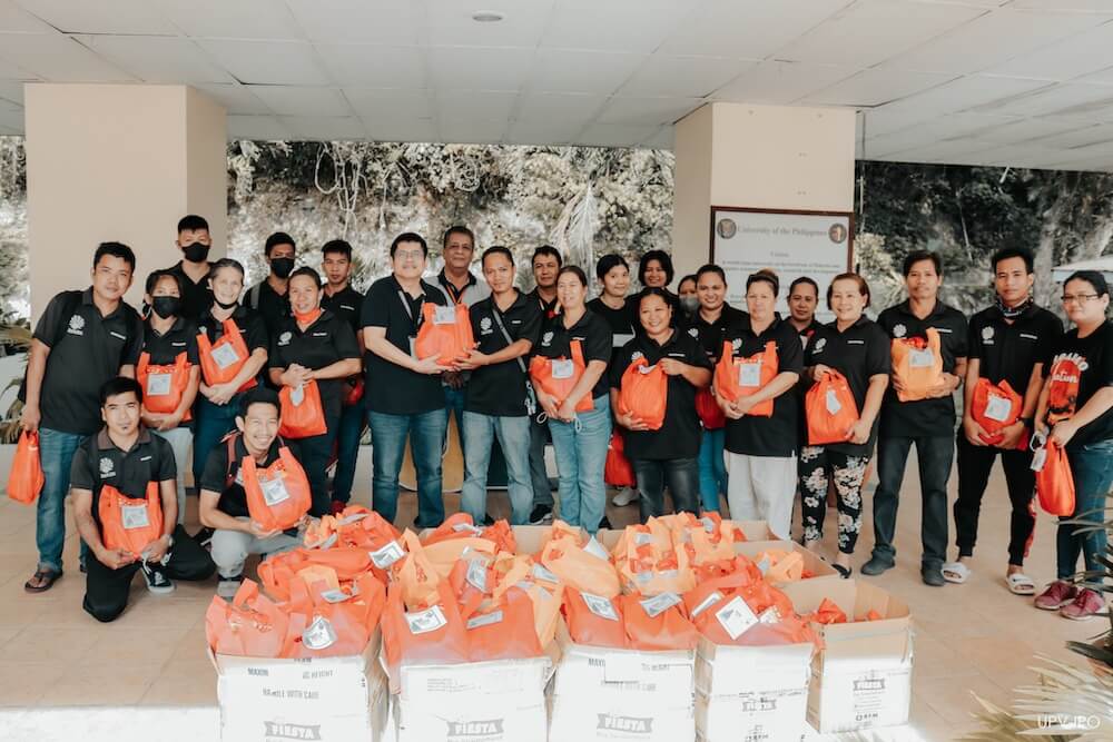 Guards and janitors receive gift packs from UPV