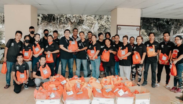 Guards and janitors receive gift packs from UPV