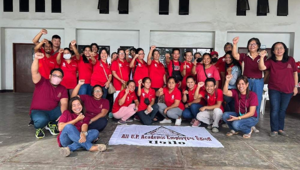 All UP Academic Employees Union-Iloilo Chapter extends blessings to UPV security guards and janitorial services personnel