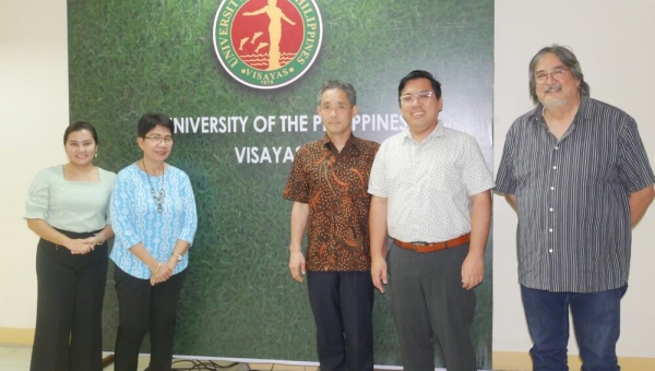 Kochi University grad program head visits UPV