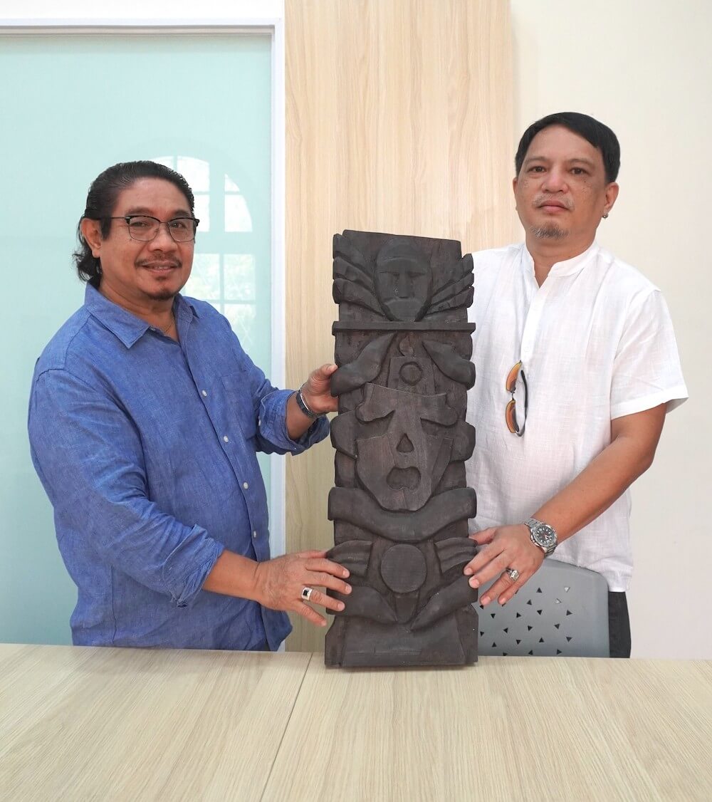 UPHSI alumnus donates relief sculpture for the UPV Art Collection