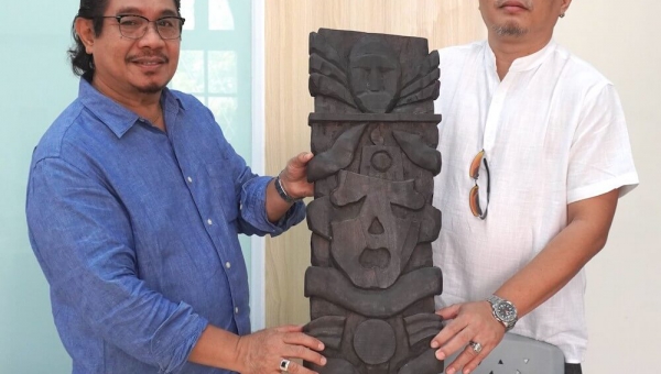 UPHSI alumnus donates relief sculpture for the UPV Art Collection