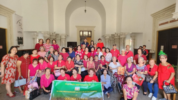 Golden Lunch Christmas Treats for Retirees