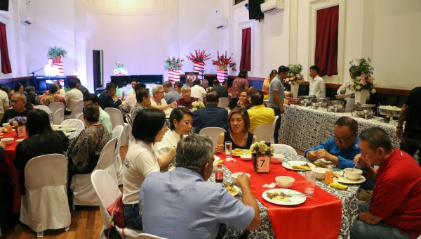 OAR’s “A Christmas Dinner” brings alumni together during yuletide season