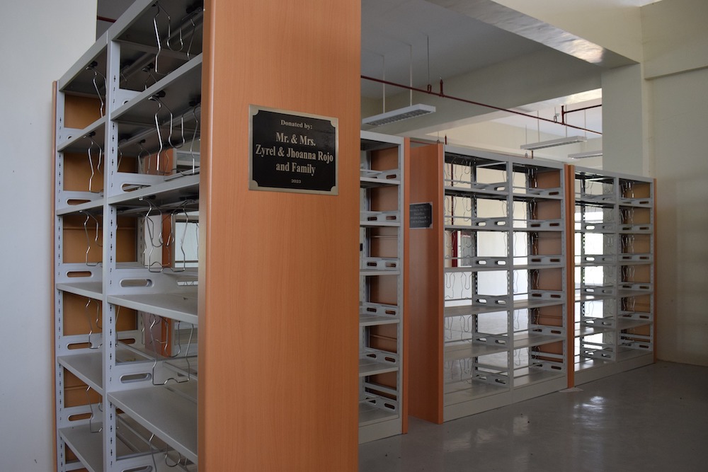 UPV alumni donate steel shelves to the University Library