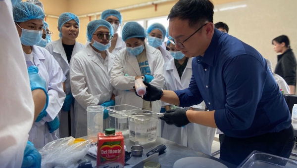 NTOU gives lecture, presents international opportunities to UPV students