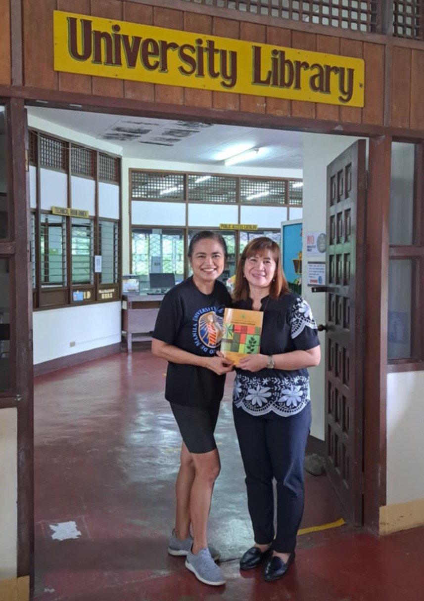 UPV University Library receives a book from notable expert